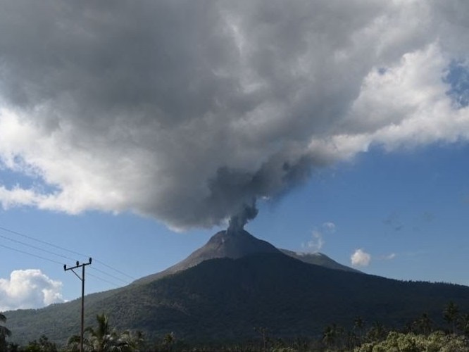 印尼火山爆发最新动态，旅行冒险中寻求内心平静之路